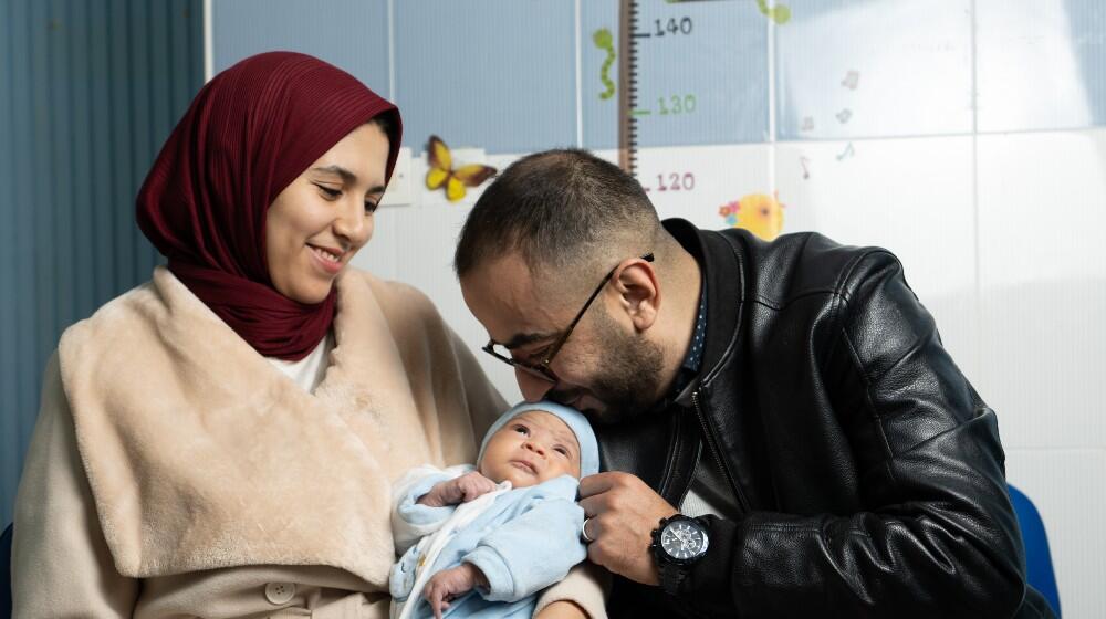 Un couple avec un enfant