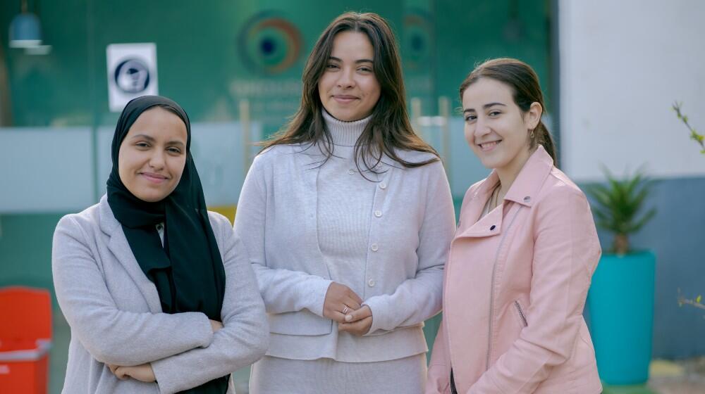 Trois jeunes filles devant le Centre Médical Universitaire 