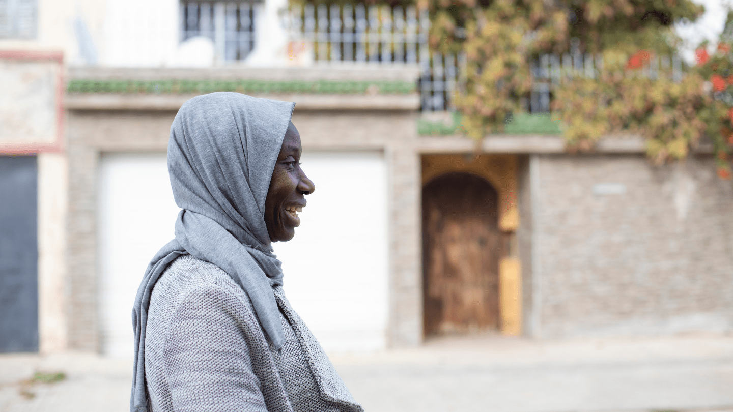 Une femme d'Afrique Subsaharienne souriante