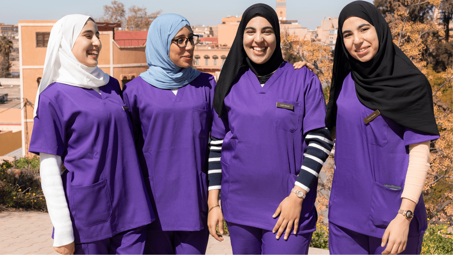4 étudiantes sages-femmes souriantes