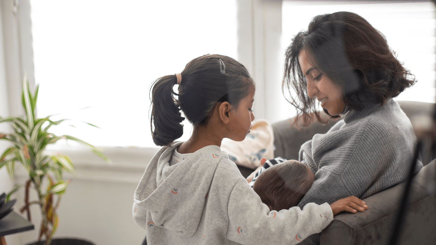 Une jeune mère avec ses enfants